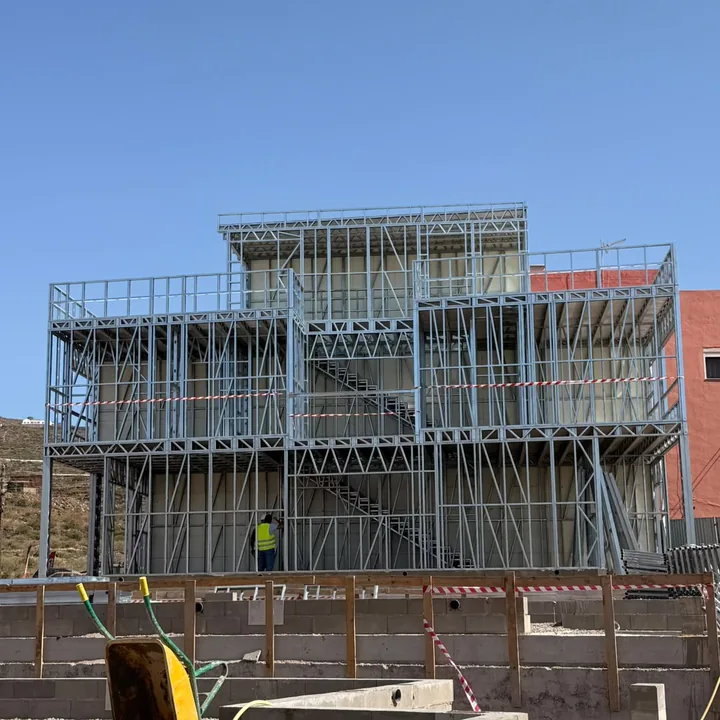 Vivienda SLC de dos plantas en construcción